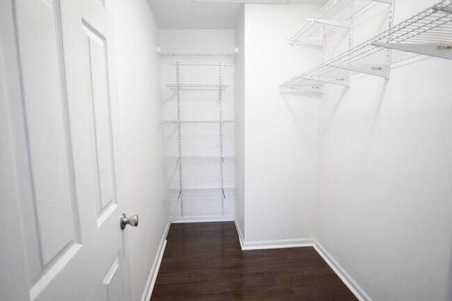 Building Photo - 1051 Park Hill Cir