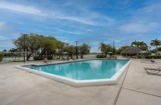 Building Photo - 240 Lakeview Dr