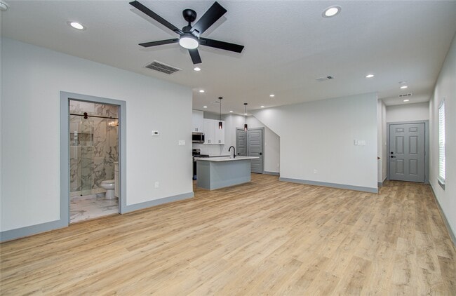 Building Photo - 835 S Victory Dr