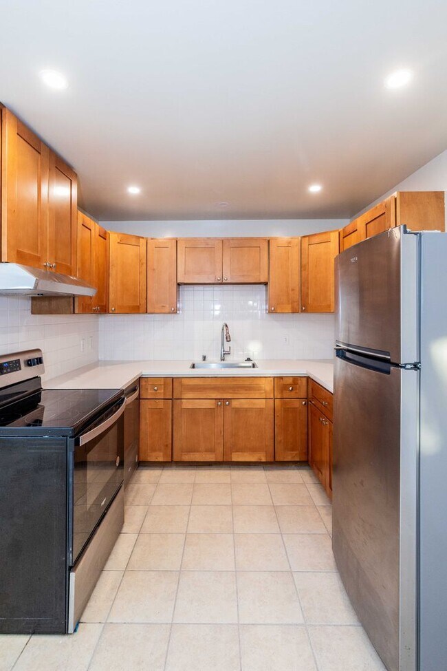 Building Photo - Top Floor 1BR/1BA. Renovated! DISHWASHER! ON-SITE LAUNDRY!