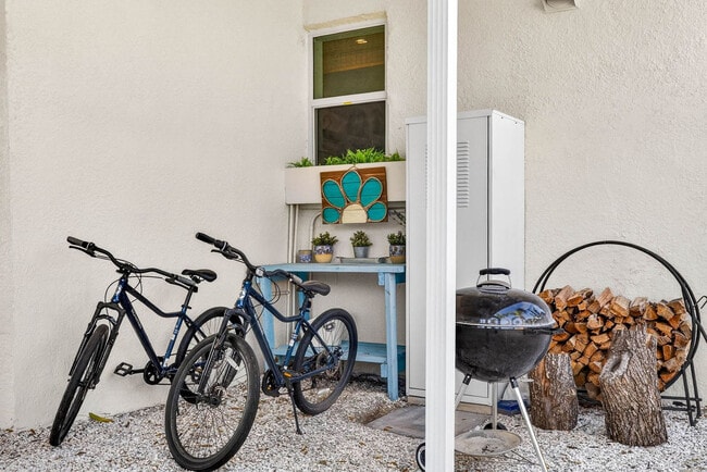 Building Photo - 2705 N Poplar Ave