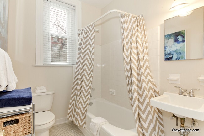 Building Photo - 1800 19th Street NW Apt 4