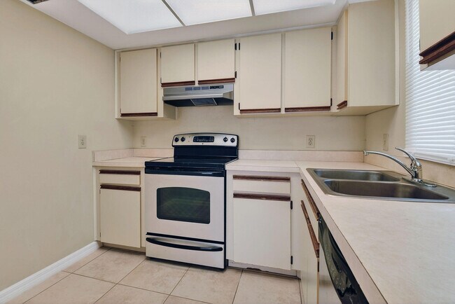 Building Photo - 1620 SE Green Acres Cir