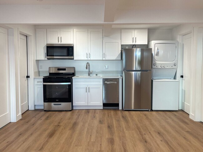 Interior Photo - 221 Sheldon St