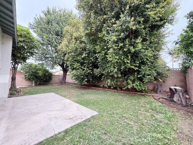 Building Photo - Spacious 5-Bedroom, 2-Bath Retreat in Quie...