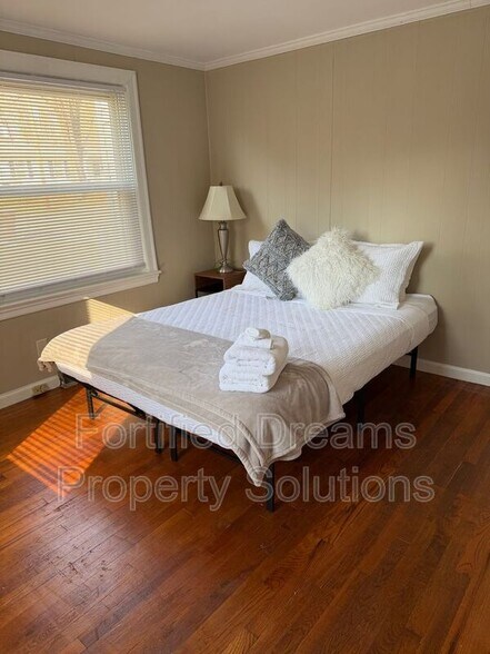 Building Photo - 2203 Maywood St