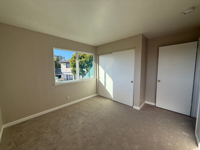 Building Photo - Light-Filled Modern 3 Bedroom Townhome