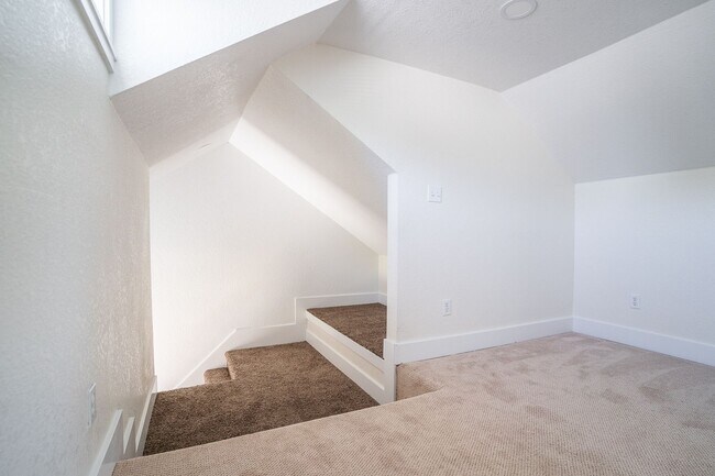 Building Photo - 3-Bedroom 2 Bath Classic Cape Cod House  (...