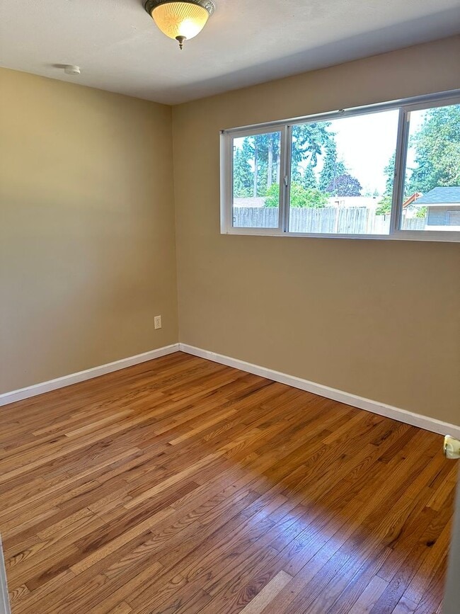 Building Photo - 4Bd/2Ba Bellevue Home