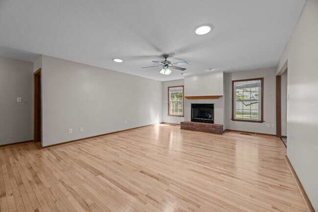 Building Photo - 506 River Rd