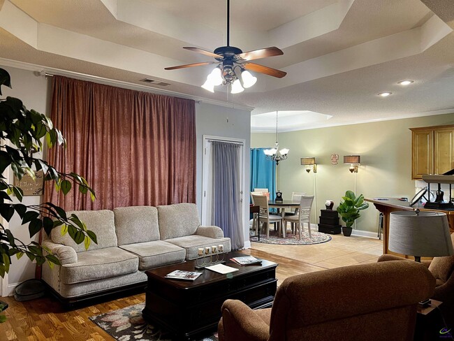 Building Photo - 123 Montrose Ln