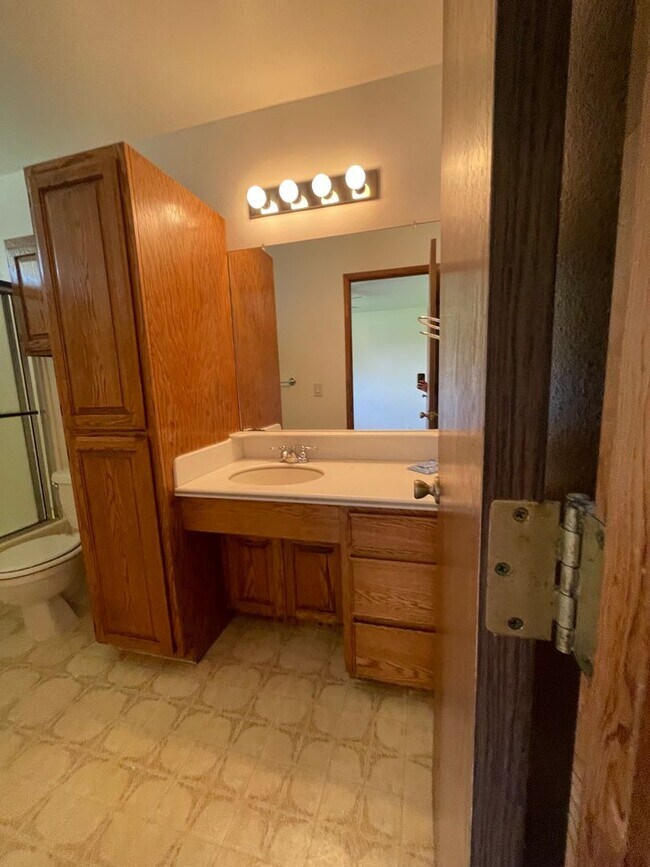 Building Photo - East Redding home with huge yard