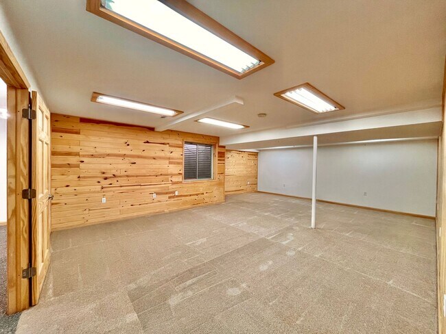 Building Photo - Spacious 3 bedroom/3 bath Townhome with 2 car Attached Garage and Private Yard in Evans, CO