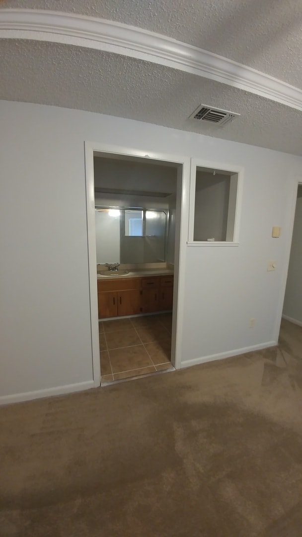 Building Photo - Newly Renovated Beautiful 2 Bedroom Home