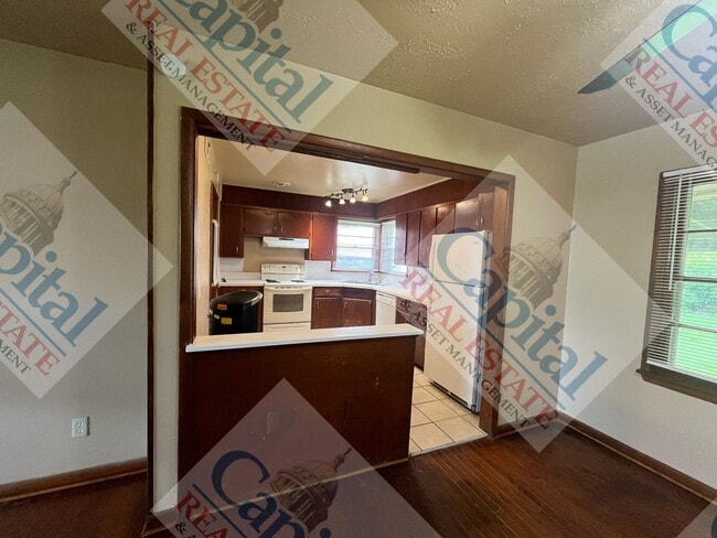 Building Photo - Charming 3 Bedroom