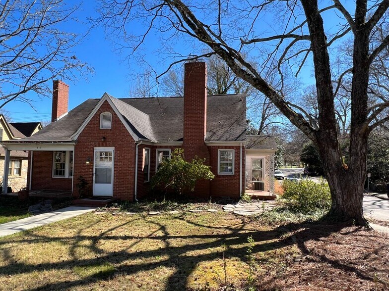 Primary Photo - 815 W Johnson St
