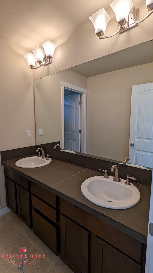 Building Photo - Beautiful open floorplan with FOUR large b...