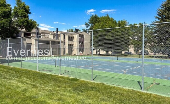 Building Photo - 2 Bed/1 Bath Condo with Off-Street Parking / Available Now!