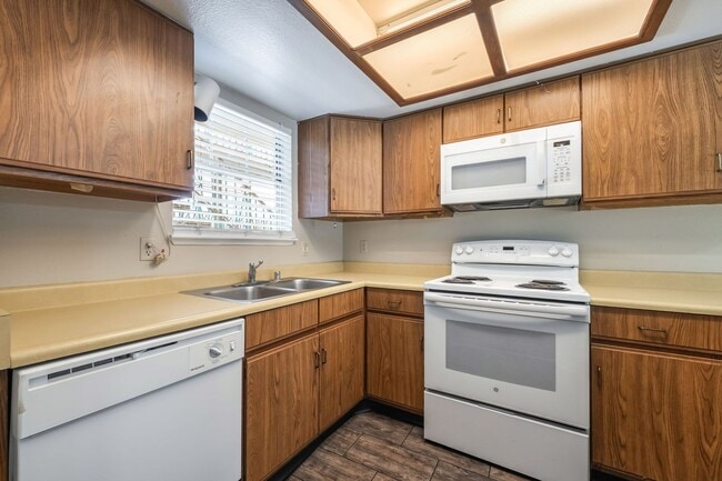 Building Photo - 2 Bedroom, 2 Bathroom Condo unit in a Gate...