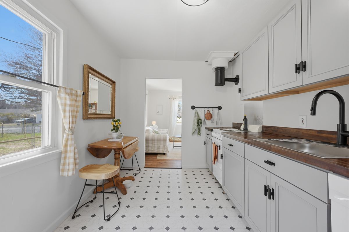 Building Photo - 106 Midway Oval