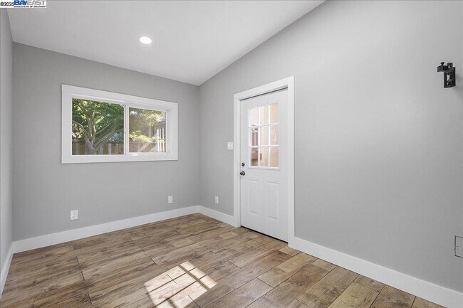 Building Photo - 2529 Noble Ave