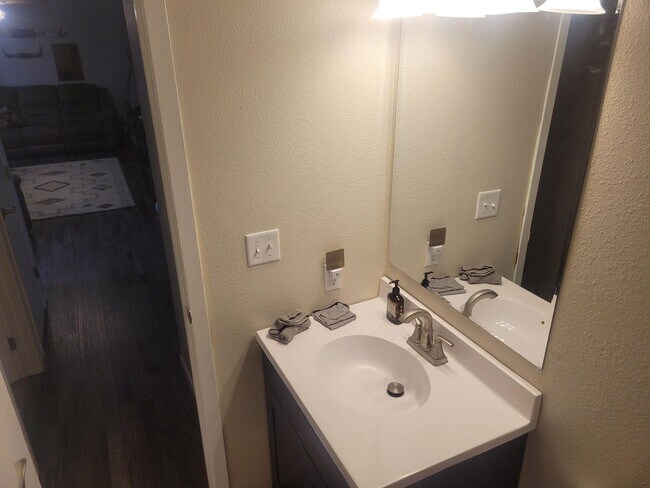 Building Photo - 3 bedroom in Quiet Neighborhood