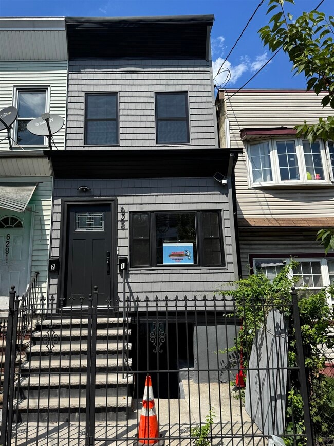 Building Photo - 628 Bramhall Ave