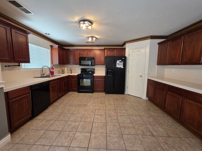 Building Photo - 4 bedroom 3 bathroom in SE Visalia!
