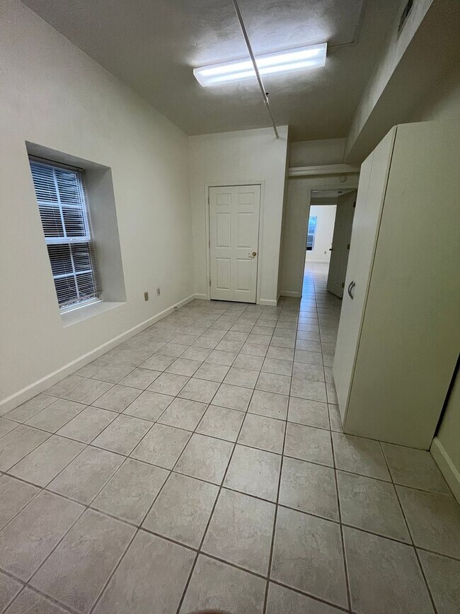 Building Photo - Prime location 2 Bedroom 1 Bath with Den Downtown