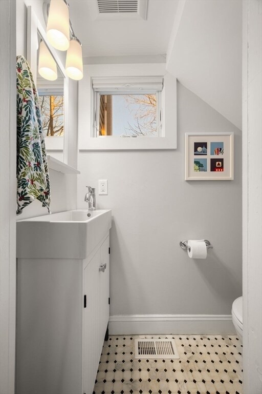 Building Photo - 40 Mead St