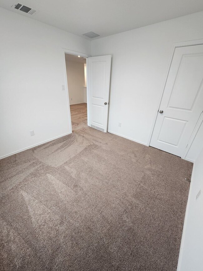 Building Photo - 4-bed, 2-bath gem in Hidden Trails- Bulverde TX- 4/2/2-6013 Companion Loop