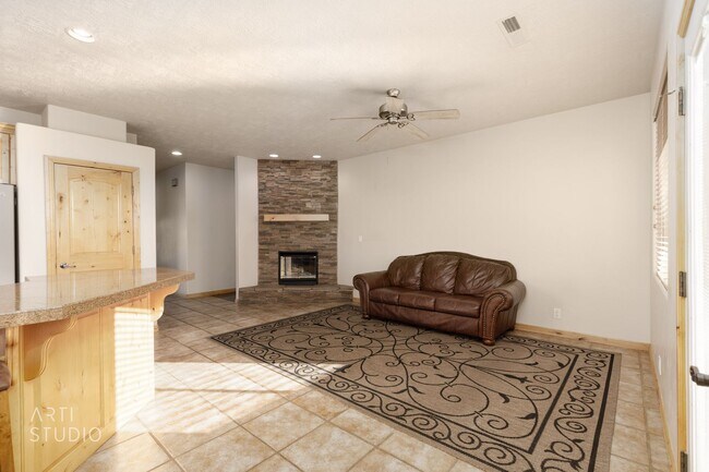 Building Photo - Shadow Mountain 3-Bedroom, 2-Bathroom Home...