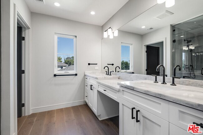 Building Photo - 4963 N Clybourn Ave