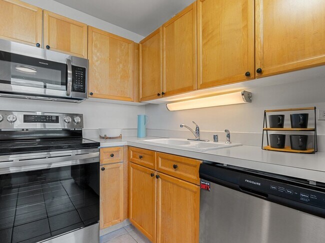 Building Photo - 1700 E 56th St