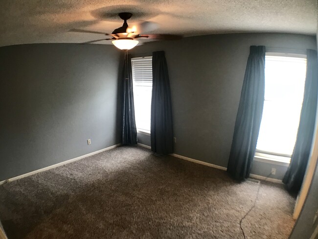Building Photo - {1423} Olathe Townhome + 3Bed/2.5Bath + Fe...
