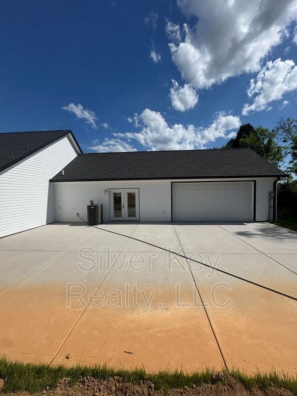 Building Photo - 924 Stratford Ave