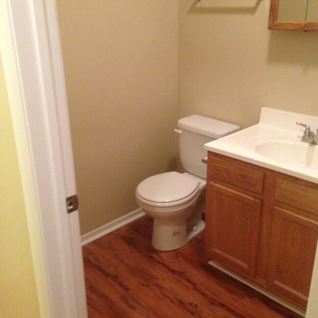 Full Bathroom - 106 Briarhill Rd