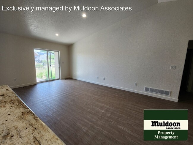 Building Photo - 3 bed 2 bath duplex unit available now!