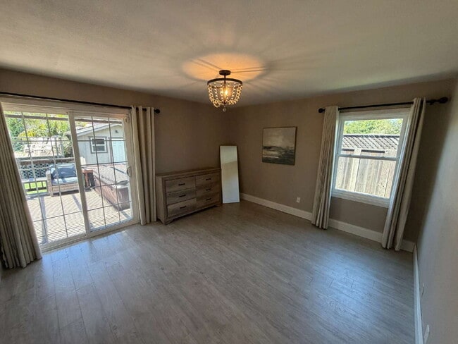 Building Photo - "Charming 3-Bedroom Oasis with Granite Elegance & Hardwood Warmth in Concord!"