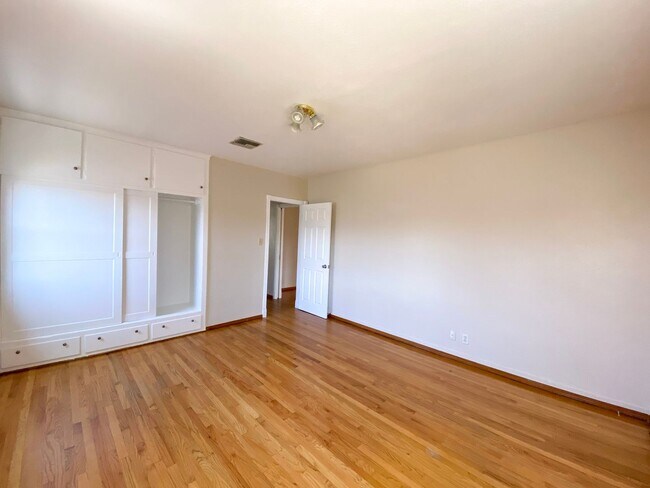Building Photo - Spacious 3 Bed · 2 Bath Hillside Home — Mo...