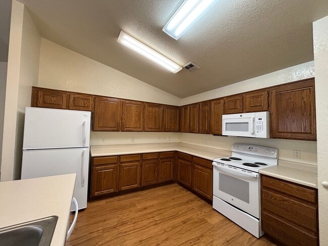 Building Photo - DARLING TOWNHOME FOR RENT IN HURRICANE!