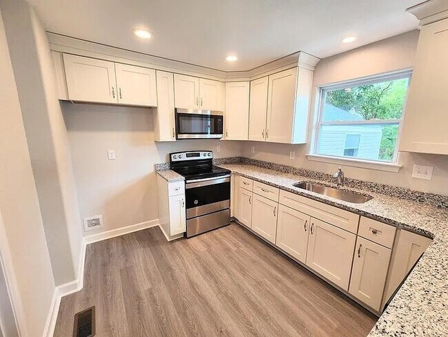 Building Photo - RENOVATED 4 BEDROOM/3 BATH IN NORFOLK! READY FOR RENT!!