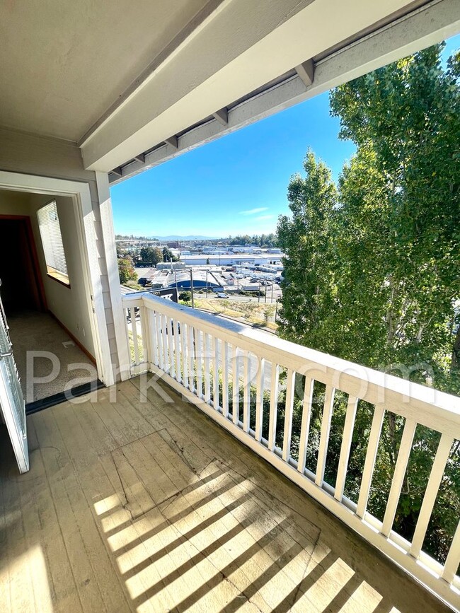 Building Photo - $250 OFF - 3 Bedroom Townhome in Tacoma