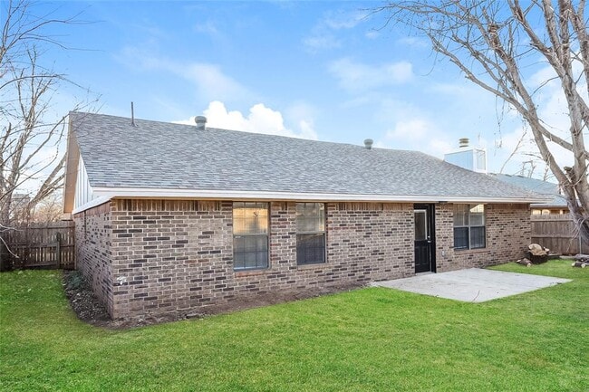 Building Photo - 2705 Fairfield Dr