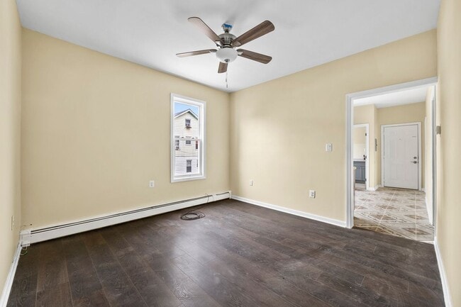 Building Photo - 162-166 Manchester Avenue, 4 Second Floor