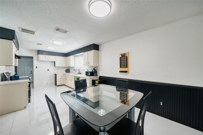 Building Photo - 10127 Fernstone Ln