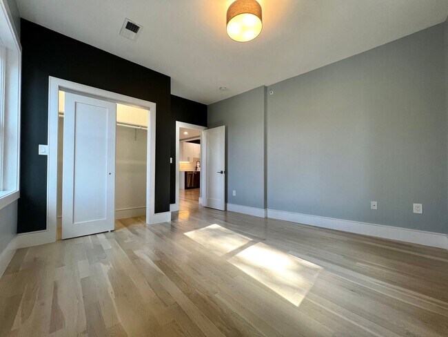 Building Photo - Luxury 4 Bed/2 Bath, LAUNDRY IN-UNIT, Newly Renovated, Private Porch, Washington Square