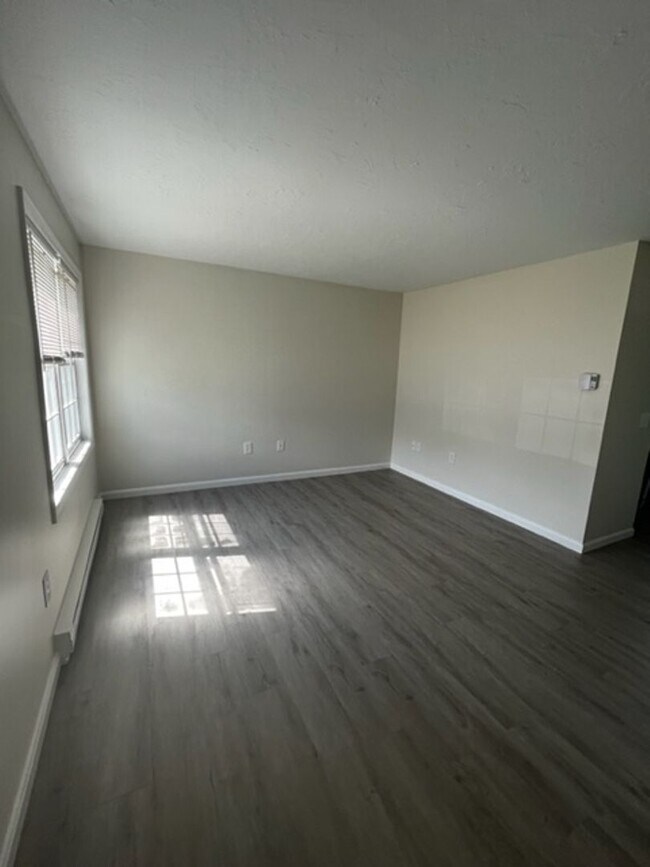 Building Photo - Gorgeous Renovated Townhouse!