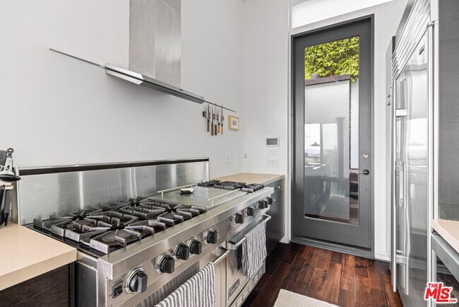 Building Photo - 2300 Ronda Vista Dr