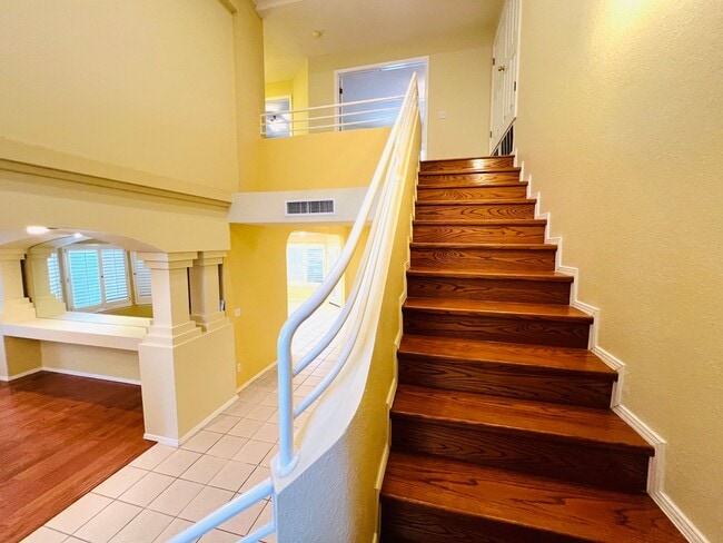 Building Photo - Stunning 4 bedroom, 3 bath home in West El...
